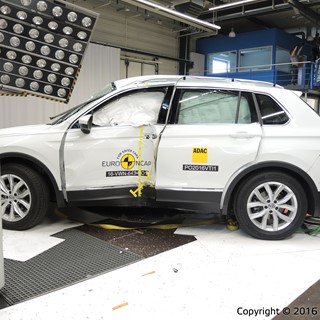 Volkswagen Tiguan - Pole crash test 2016 - after crash