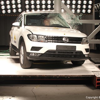 Volkswagen Tiguan - Pole crash test 2016