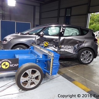 Renault Scenic - Side crash test 2016 - after crash