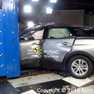 Peugeot 3008 - Pole crash test 2016 - after crash