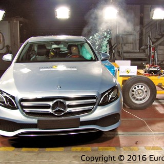 Mercedes-Benz E-Class - Side crash test 2016