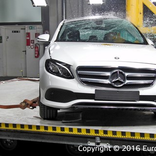 Mercedes-Benz E-Class - Pole crash test 2016