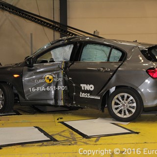 Fiat Tipo  - Pole crash test 2016 - after crash