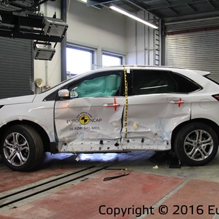 Ford Edge  - Side crash test 2016 - after crash