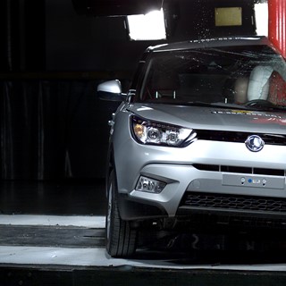 SsangYong Tivoli - Pole crash test 2016