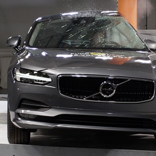 Volvo S90 - Pole crash test 2017