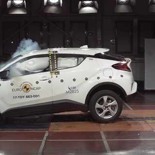 Toyota C-HR - Frontal Offset Impact test 2017
