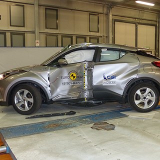 Toyota C-HR - Pole crash test 2017 - after crash