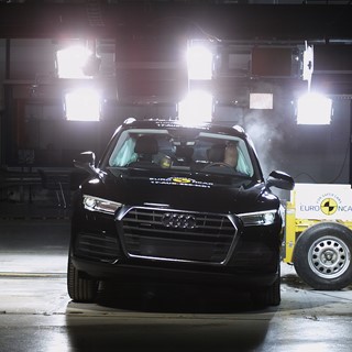 Audi Q5 - Side crash test 2017