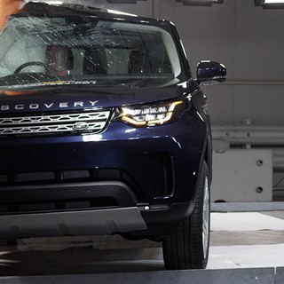 Land Rover Discovery - Pole crash test 2017