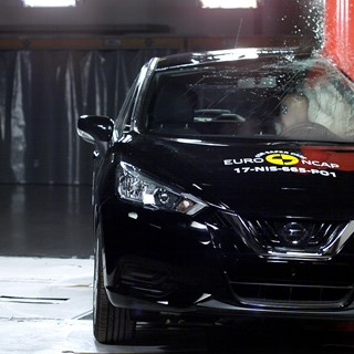 Nissan Micra - Pole crash test 2017