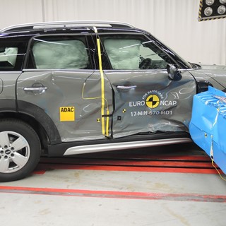 MINI Countryman - Side crash test 2017