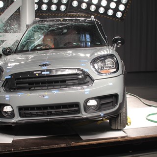 MINI Countryman - Pole crash test 2017