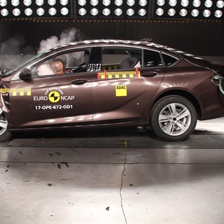 Opel Insignia - Frontal Offset Impact test 2017