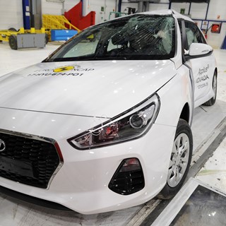Hyundai I30 - Pole crash test 2017 - after crash