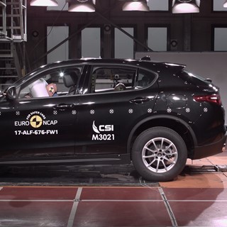 Alfa Romeo Stelvio - Frontal Full Width test 2017