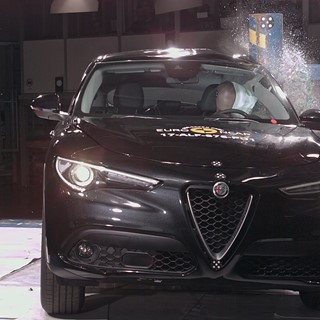 Alfa Romeo Stelvio  - Pole crash test 2017