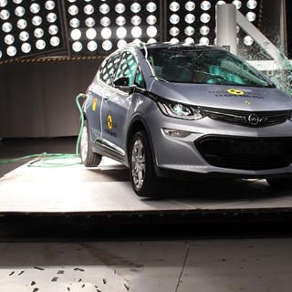 Opel/Vauxhall Ampera-e - Pole crash test 2017