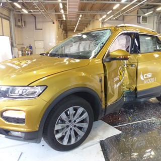 VW T Roc - Pole crash test 2017 - after crash