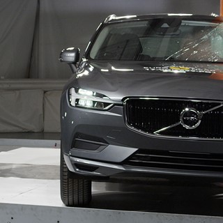 Volvo XC60 - Pole crash test 2017