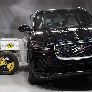 Jaguar E-Pace - Side crash test 2017