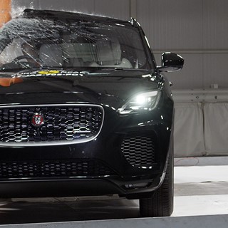 Jaguar E-Pace - Pole crash test 2017