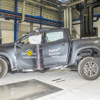 Mercedes-Benz X-Class - Pole crash test 2017 - after crash