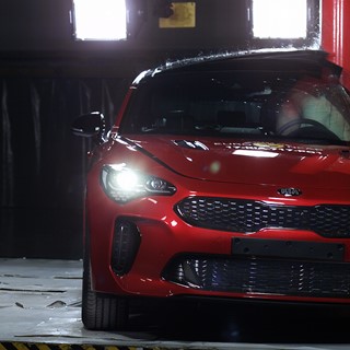 Kia Stinger - Pole crash test 2017