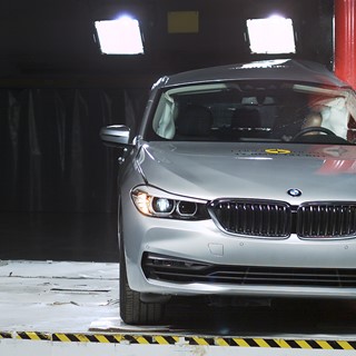 BMW 6 Series GT - Pole crash test 2017