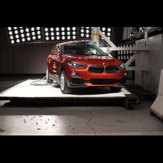 BMW X2 - Pole crash test 2015