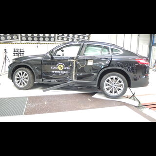 BMW X3-X4 - Pole crash test 2017 - after crash