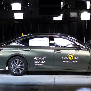 Lexus ES - Frontal Full Width test 2018