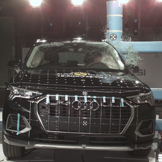 Audi Q3 - Pole crash test 2018