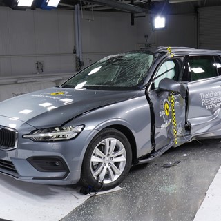 Volvo V60 - Pole crash test 2018 - after crash