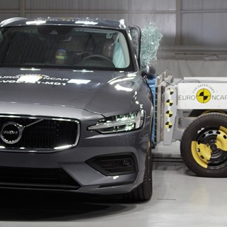 Volvo V60 - Side crash test 2018