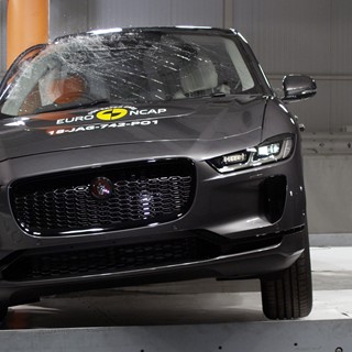 Jaguar I-PACE - Pole crash test 2018