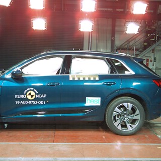 Audi e-tron - Frontal Offset Impact test 2019