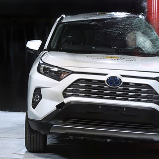 Toyota RAV4 - Pole crash test 2019