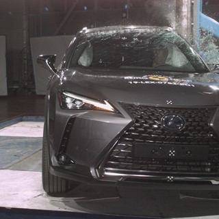 Lexus UX - Pole crash test 2019