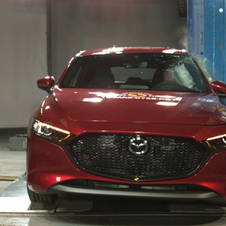 Mazda 3 - Pole crash test 2019