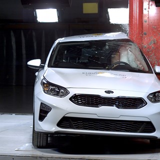 Kia Ceed - Pole crash test 2019