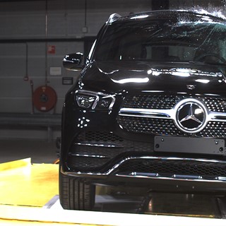 Mercedes-Benz GLE - Pole crash test 2019