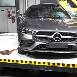 Mercedes-Benz CLA - Pole crash test 2019