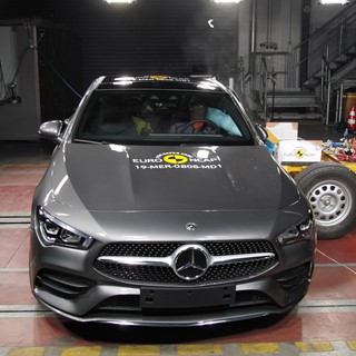 Mercedes-Benz CLA - Side crash test 2019