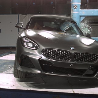 BMW Z4 - Pole crash test 2019