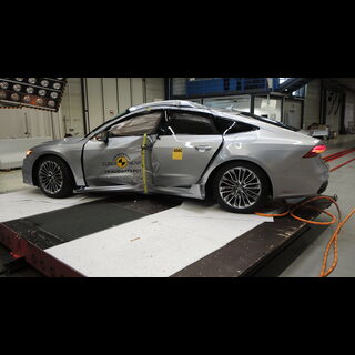 Audi A7 - Pole crash test 2018 - after crash