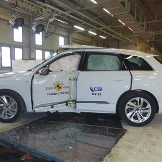 Audi Q7 - Pole crash test 2019 - after crash