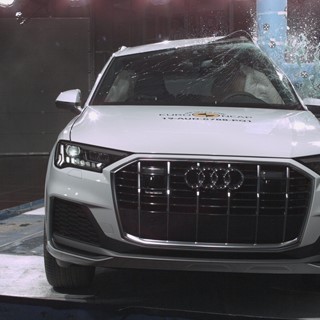 Audi Q7 - Pole crash test 2019