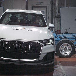 Audi Q7 - Side crash test 2019