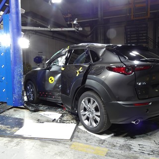 Mazda CX-30 - Pole crash test 2019 - after crash